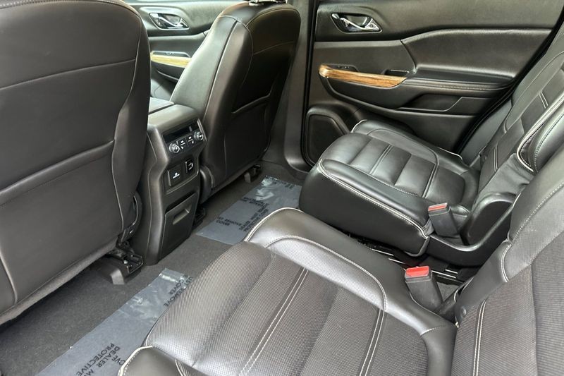 GMC Acadia Vehicle Full-screen Gallery Image 13