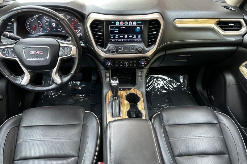 GMC Acadia Vehicle Full-screen Gallery Image 14