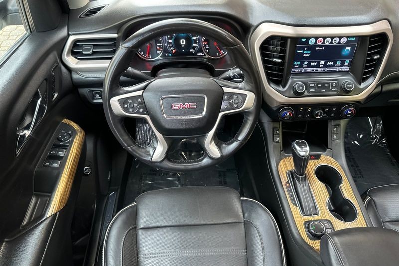 GMC Acadia Vehicle Full-screen Gallery Image 15