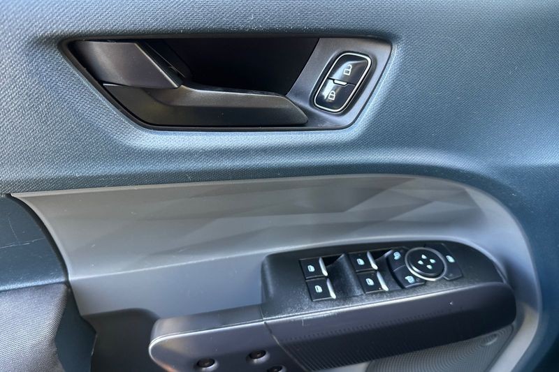 Ford Maverick Vehicle Full-screen Gallery Image 10