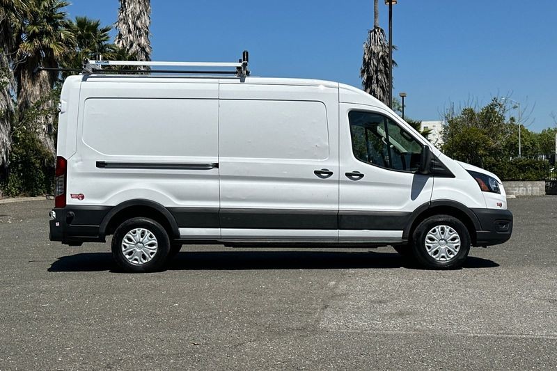 Ford E-Transit-350 Vehicle Full-screen Gallery Image 02