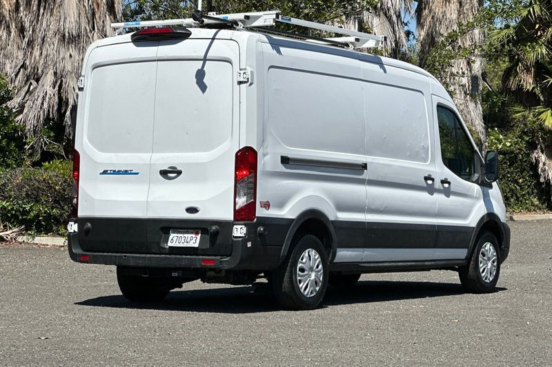 Ford E-Transit-350 Vehicle Full-screen Gallery Image 03
