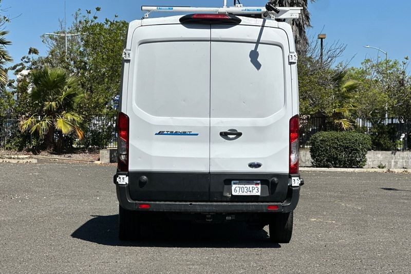 Ford E-Transit-350 Vehicle Full-screen Gallery Image 04