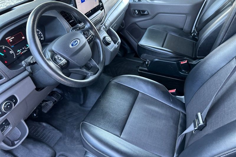 Ford E-Transit-350 Vehicle Full-screen Gallery Image 06