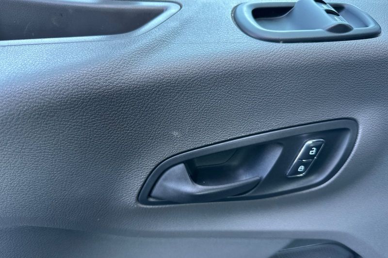 Ford E-Transit-350 Vehicle Full-screen Gallery Image 07