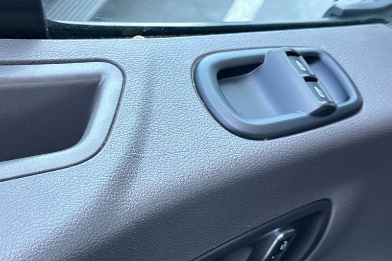 Ford E-Transit-350 Vehicle Full-screen Gallery Image 08