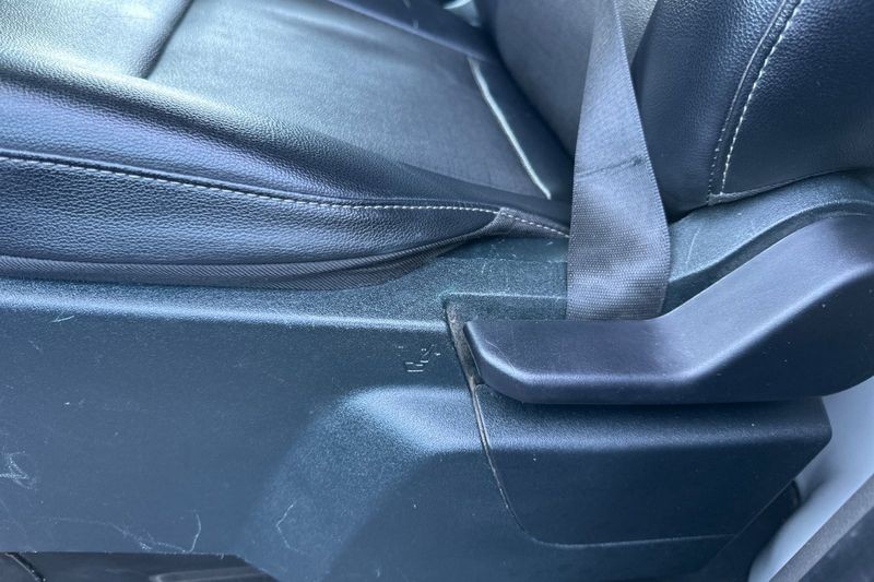 Ford E-Transit-350 Vehicle Full-screen Gallery Image 09