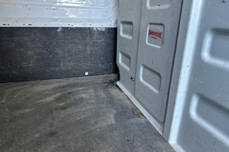 Ford E-Transit-350 Vehicle Full-screen Gallery Image 10