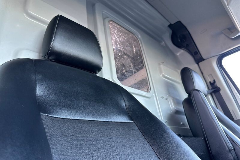 Ford E-Transit-350 Vehicle Full-screen Gallery Image 15