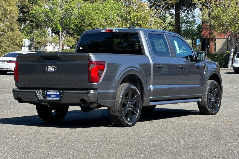 Ford F-150 Vehicle Full-screen Gallery Image 03