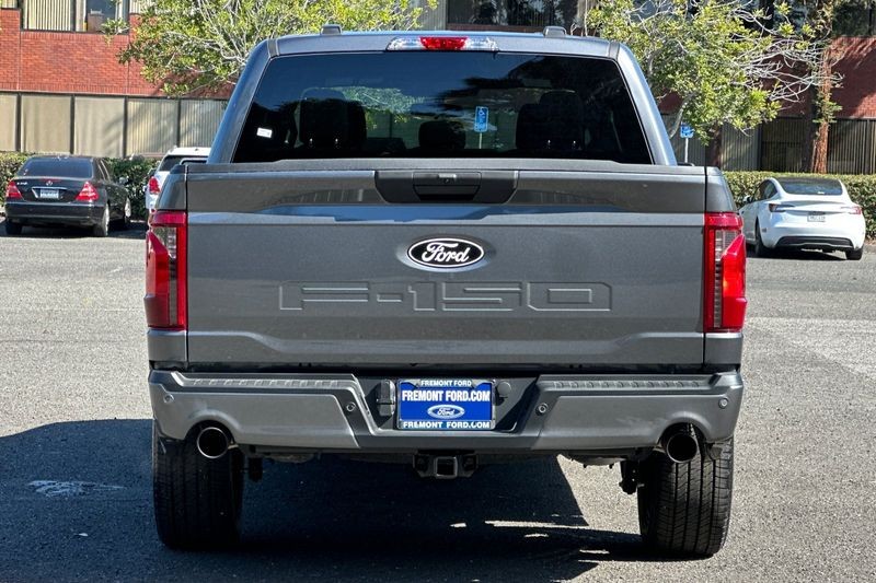 Ford F-150 Vehicle Full-screen Gallery Image 04