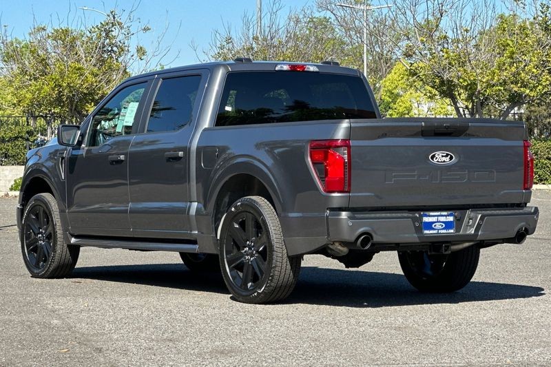 Ford F-150 Vehicle Full-screen Gallery Image 05
