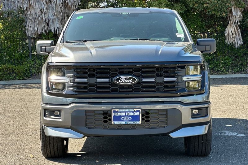 Ford F-150 Vehicle Full-screen Gallery Image 08