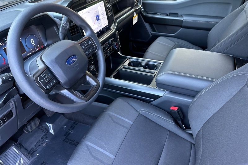 Ford F-150 Vehicle Full-screen Gallery Image 09