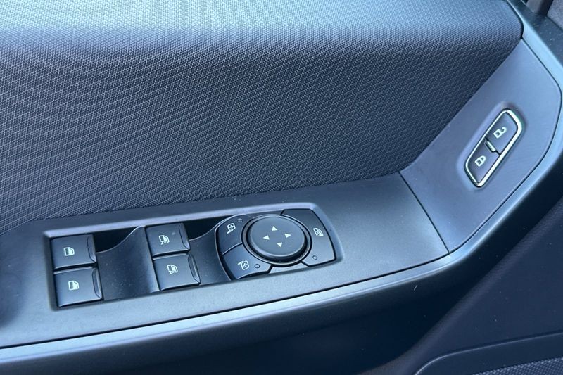 Ford F-150 Vehicle Full-screen Gallery Image 11