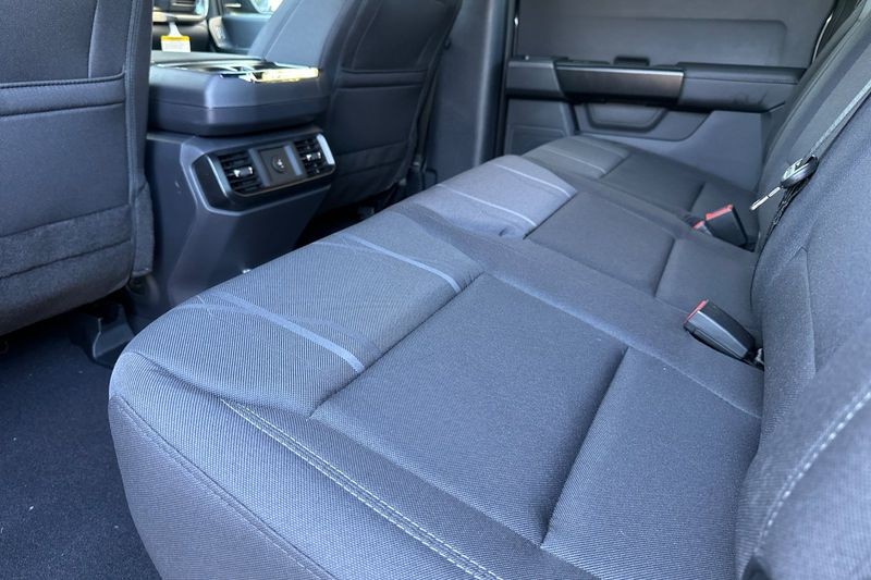 Ford F-150 Vehicle Full-screen Gallery Image 12