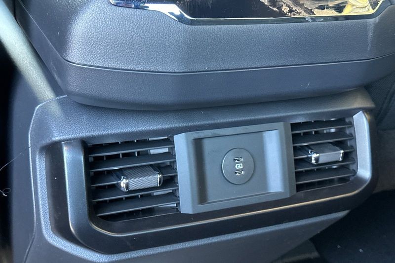 Ford F-150 Vehicle Full-screen Gallery Image 13