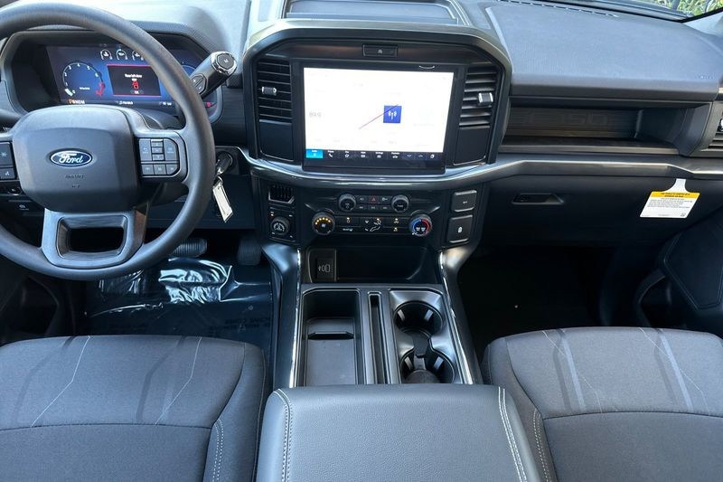 Ford F-150 Vehicle Full-screen Gallery Image 14