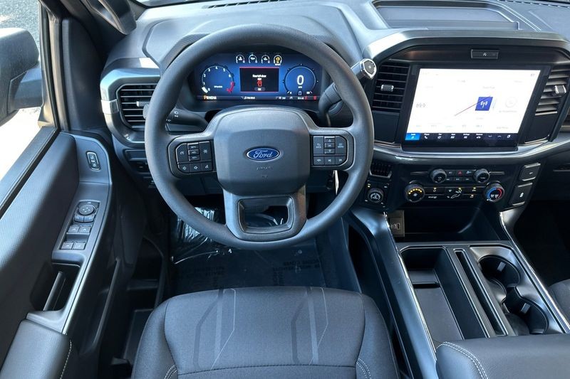 Ford F-150 Vehicle Full-screen Gallery Image 15