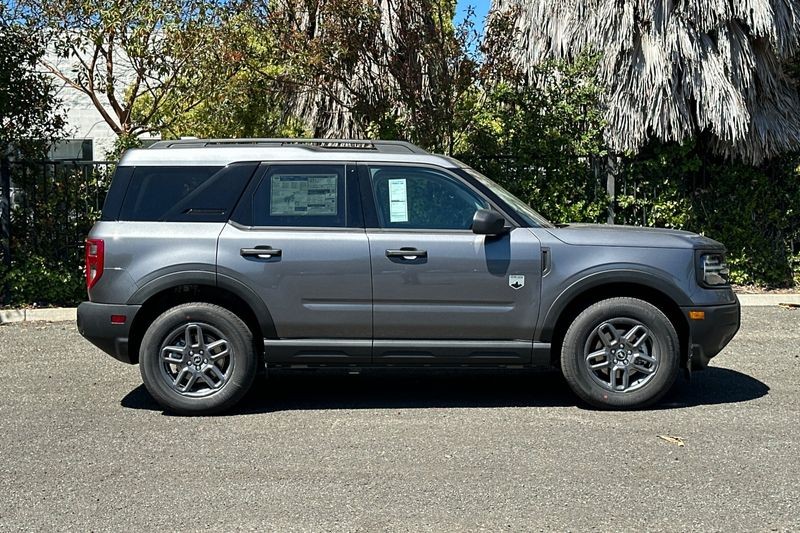 Ford Bronco Sport Vehicle Full-screen Gallery Image 02