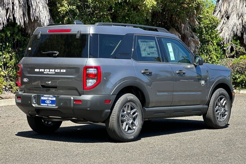 Ford Bronco Sport Vehicle Full-screen Gallery Image 03