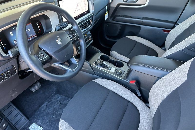 Ford Bronco Sport Vehicle Full-screen Gallery Image 09