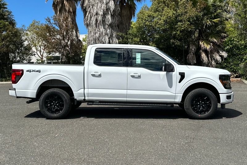 Ford F-150 Vehicle Full-screen Gallery Image 02