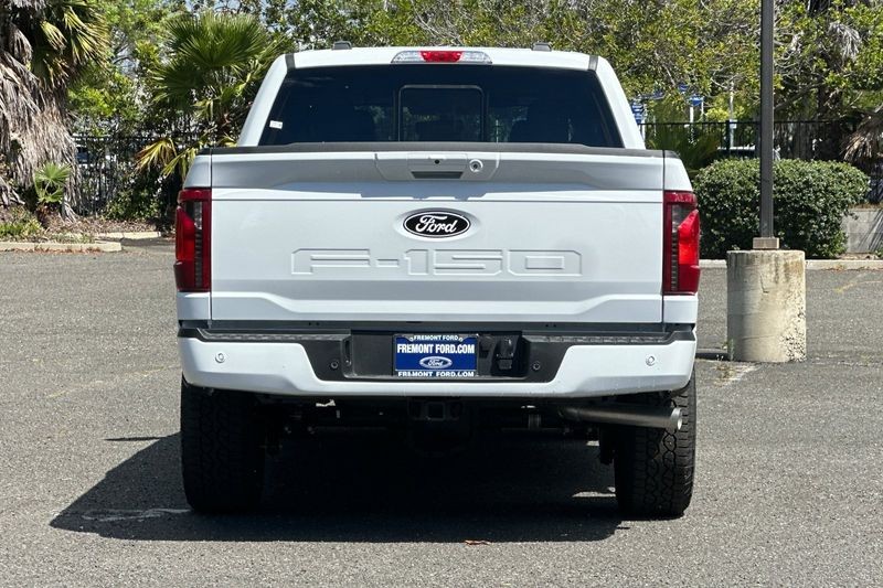 Ford F-150 Vehicle Full-screen Gallery Image 04