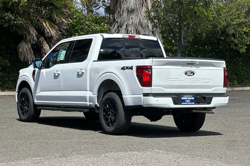 Ford F-150 Vehicle Full-screen Gallery Image 05