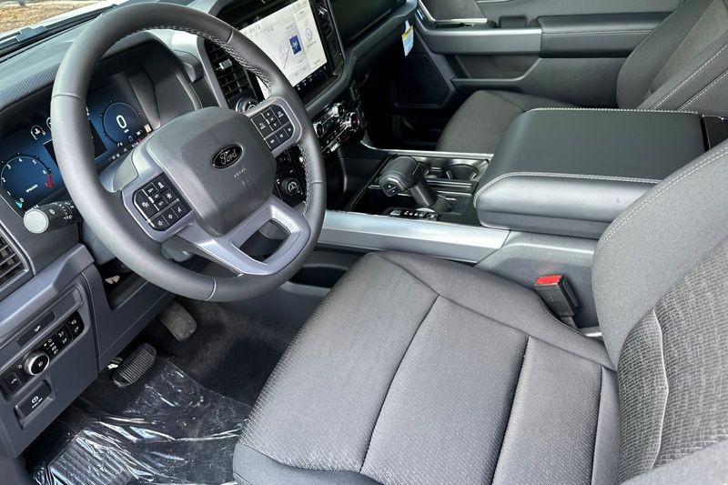 Ford F-150 Vehicle Full-screen Gallery Image 09