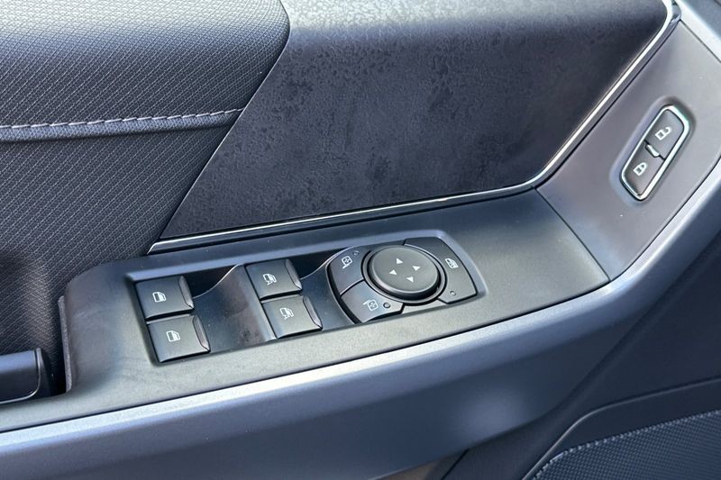 Ford F-150 Vehicle Full-screen Gallery Image 11