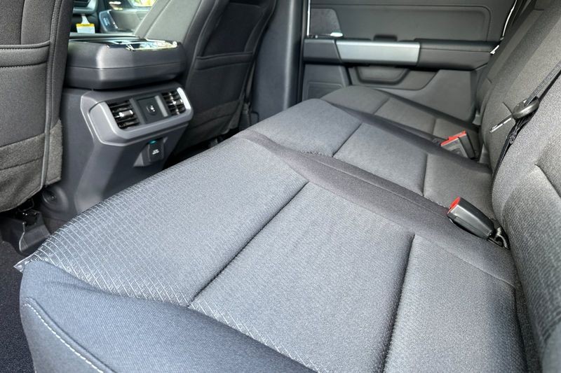Ford F-150 Vehicle Full-screen Gallery Image 12