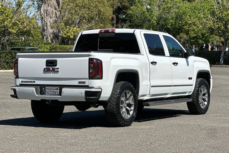 GMC Sierra 1500 Vehicle Full-screen Gallery Image 03