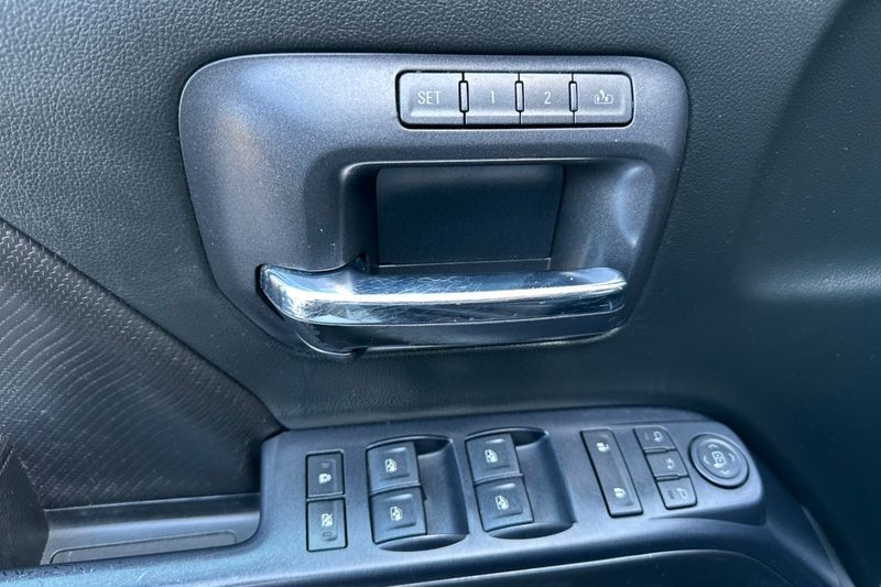 GMC Sierra 1500 Vehicle Full-screen Gallery Image 10