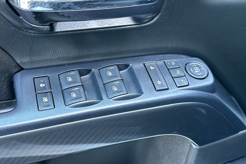 GMC Sierra 1500 Vehicle Full-screen Gallery Image 11