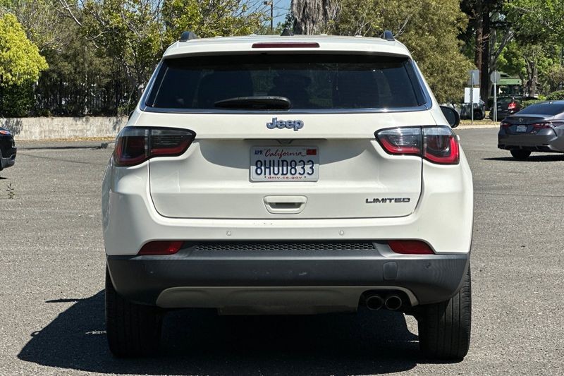 Jeep Compass Vehicle Full-screen Gallery Image 04