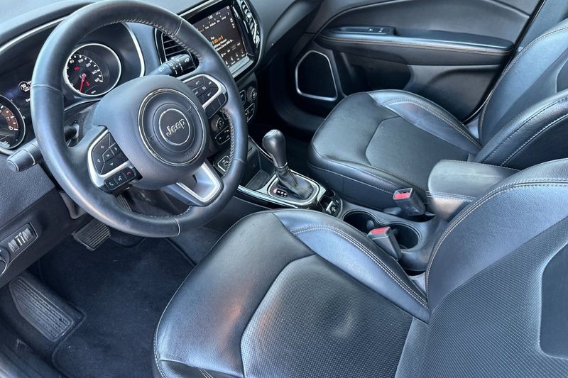 Jeep Compass Vehicle Full-screen Gallery Image 09