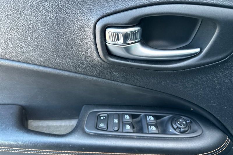 Jeep Compass Vehicle Full-screen Gallery Image 10