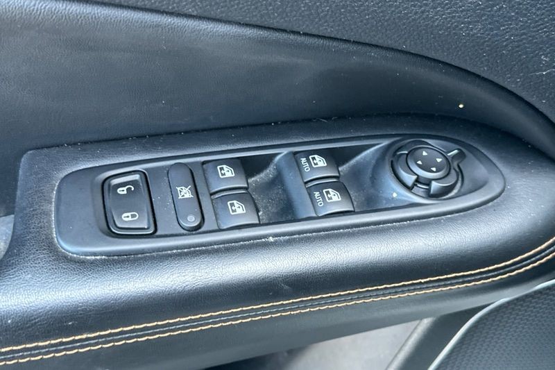 Jeep Compass Vehicle Full-screen Gallery Image 11