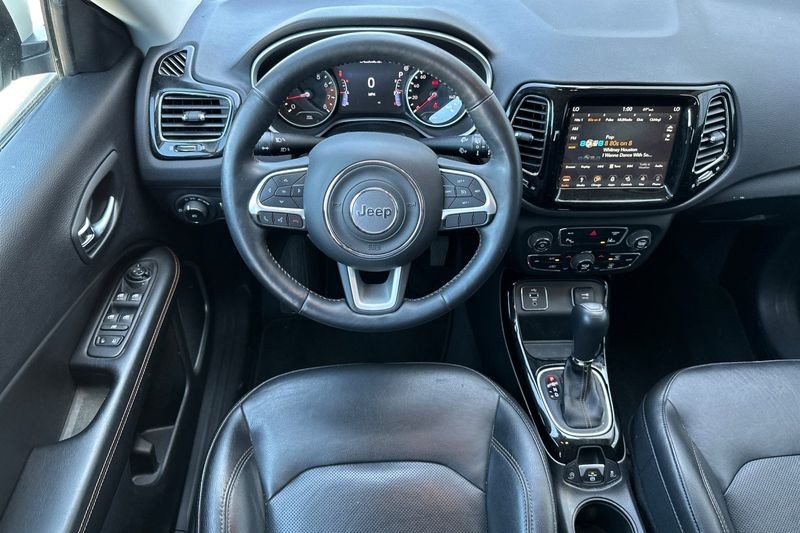 Jeep Compass Vehicle Full-screen Gallery Image 15