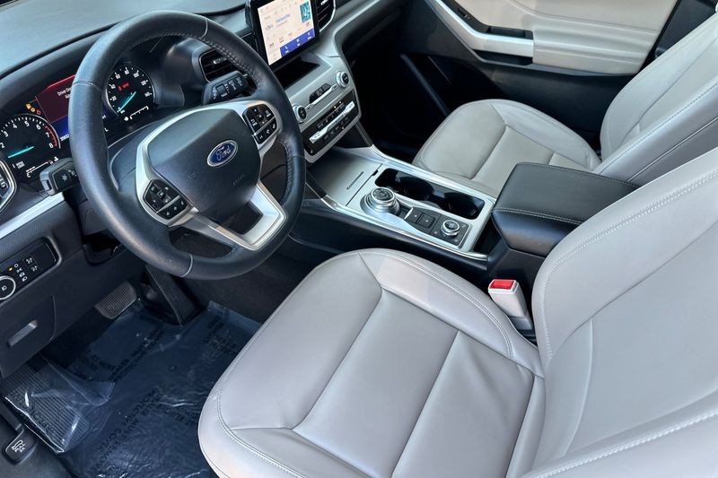 Ford Explorer Vehicle Full-screen Gallery Image 07