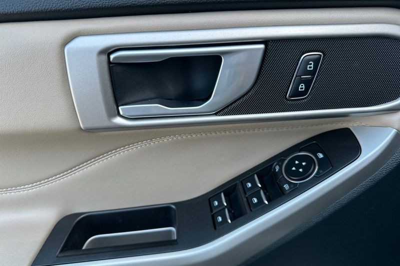 Ford Explorer Vehicle Full-screen Gallery Image 08