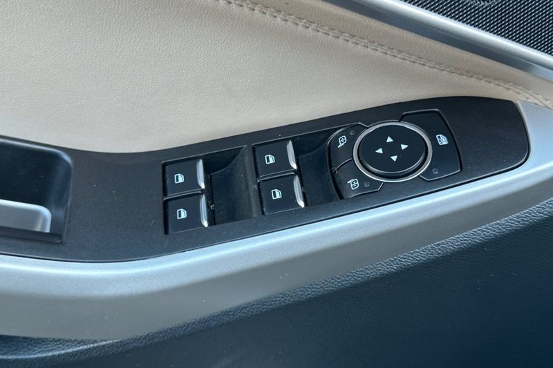 Ford Explorer Vehicle Full-screen Gallery Image 09