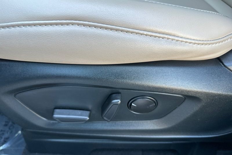 Ford Explorer Vehicle Full-screen Gallery Image 10