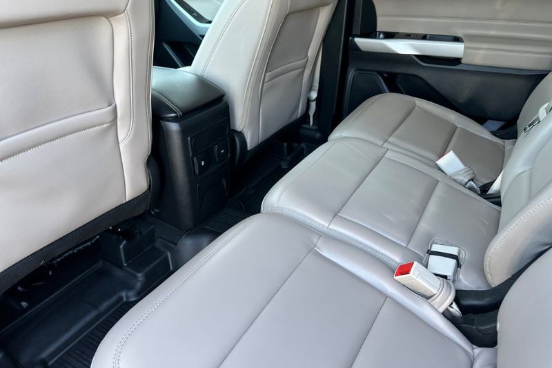 Ford Explorer Vehicle Full-screen Gallery Image 11