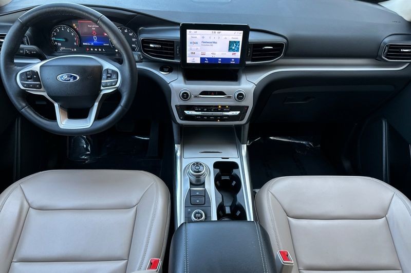 Ford Explorer Vehicle Full-screen Gallery Image 12