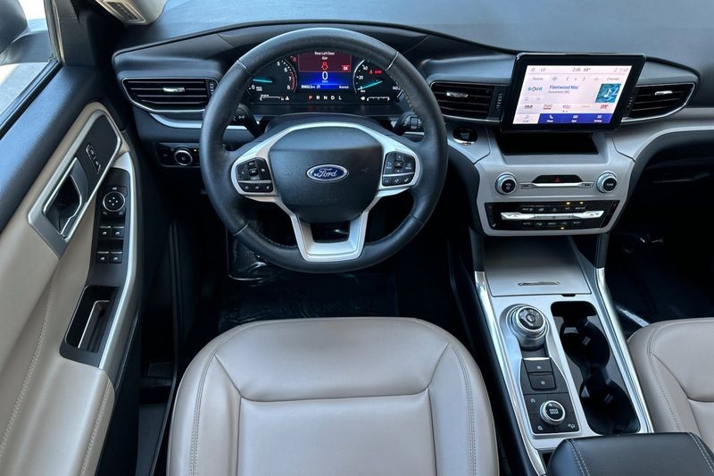 Ford Explorer Vehicle Full-screen Gallery Image 13