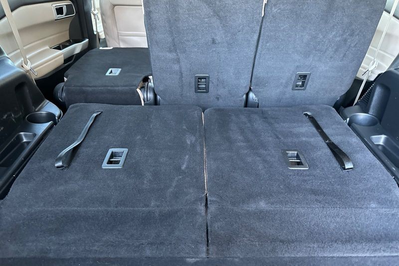 Ford Explorer Vehicle Full-screen Gallery Image 14