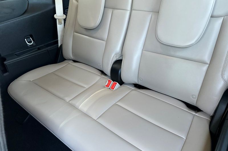 Ford Explorer Vehicle Full-screen Gallery Image 15