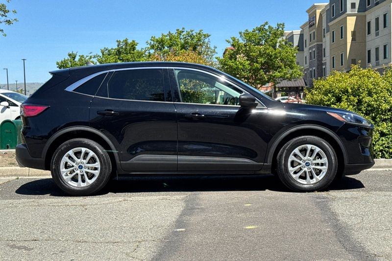 Ford Escape Vehicle Full-screen Gallery Image 02